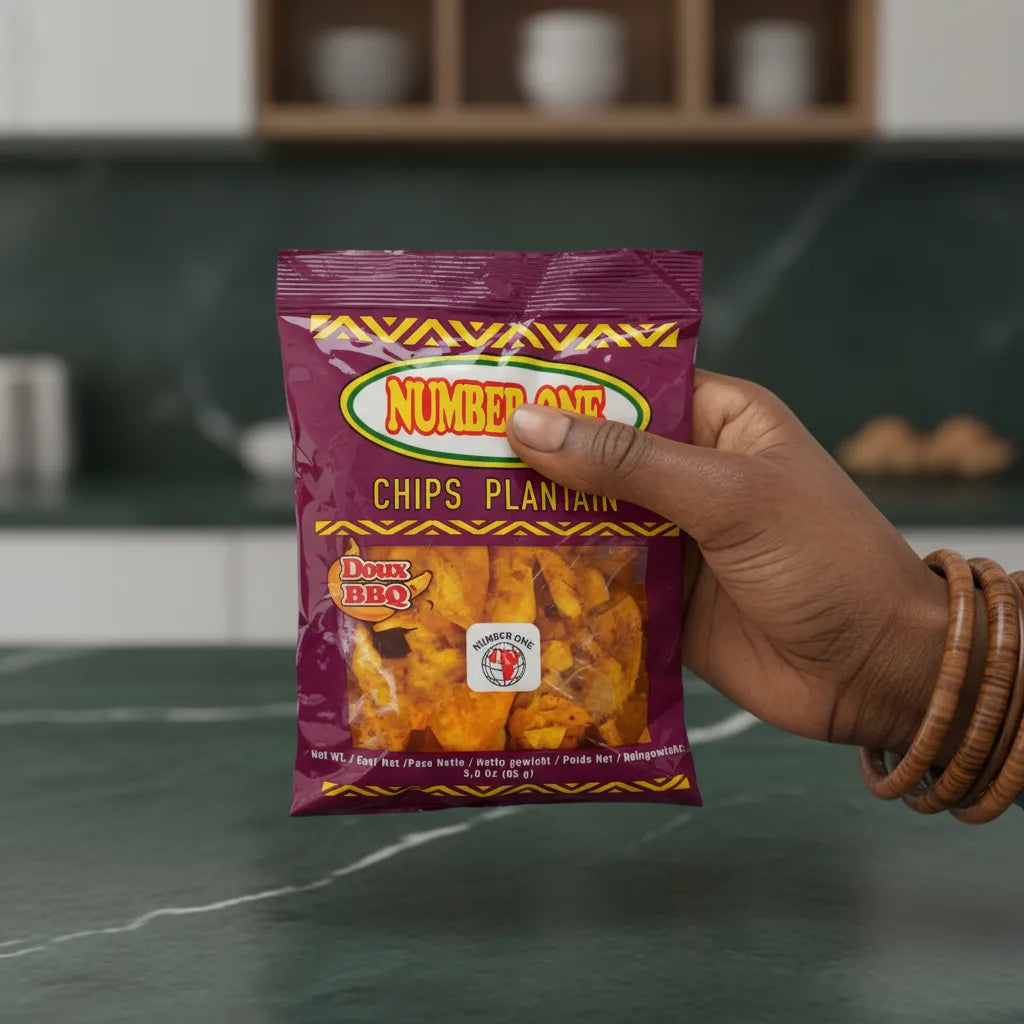 Main tenant un sachet de chips de plantain au BBQ N°1, snack salé à emporter au goût barbecue doux et croustillant.